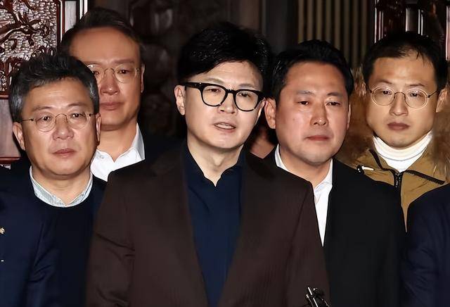 执政党捏着鼻子要“保尹”<strong></p>
<p>虚拟币会</strong>，尹锡悦的总统宝座，将由8个人决定