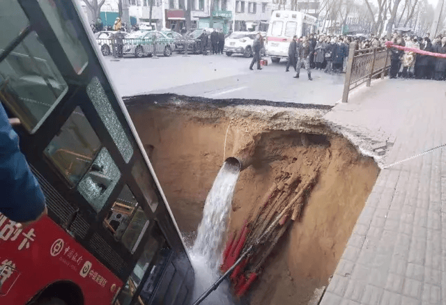 深圳一施工现场发生坍塌<strong></p>
<p>虚拟币会</strong>，13名作业人员失联