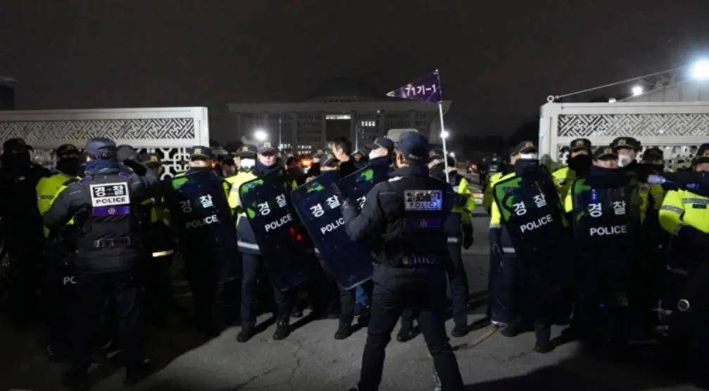 尹锡悦险中求稳：戒严风波逆转<strong></p>
<p>虚拟币返佣</strong>，国民力量党撑腰，李在明盼破局！