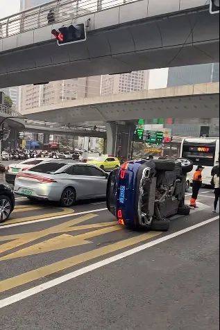 上海一奔驰车在路口侧翻<strong></p>
<p>虚拟币返佣</strong>，驾驶员擦伤！目击者讲述现场情况