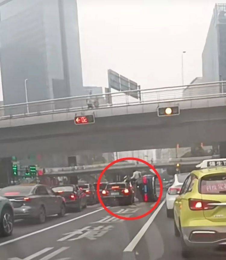 上海一奔驰车在路口侧翻<strong></p>
<p>虚拟币返佣</strong>，驾驶员擦伤！目击者讲述现场情况