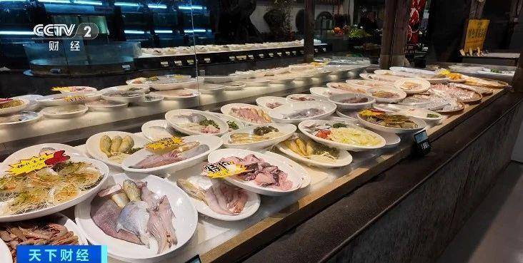 火热<strong></p>
<p>虚拟币返佣</strong>！年夜饭价格普遍下调 除夕午餐预订量也“爆单”