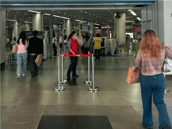 晚高峰“丝滑进站”<strong></p>
<p>雅视虚拟币</strong>，广州地铁安检恢复往日流程