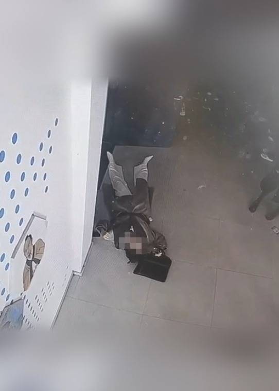 河南一大学老师心脏骤停晕倒<strong></p>
<p>善盾虚拟币</strong>,女学生按压施救:我也很害怕,看到老师好转激动手抖