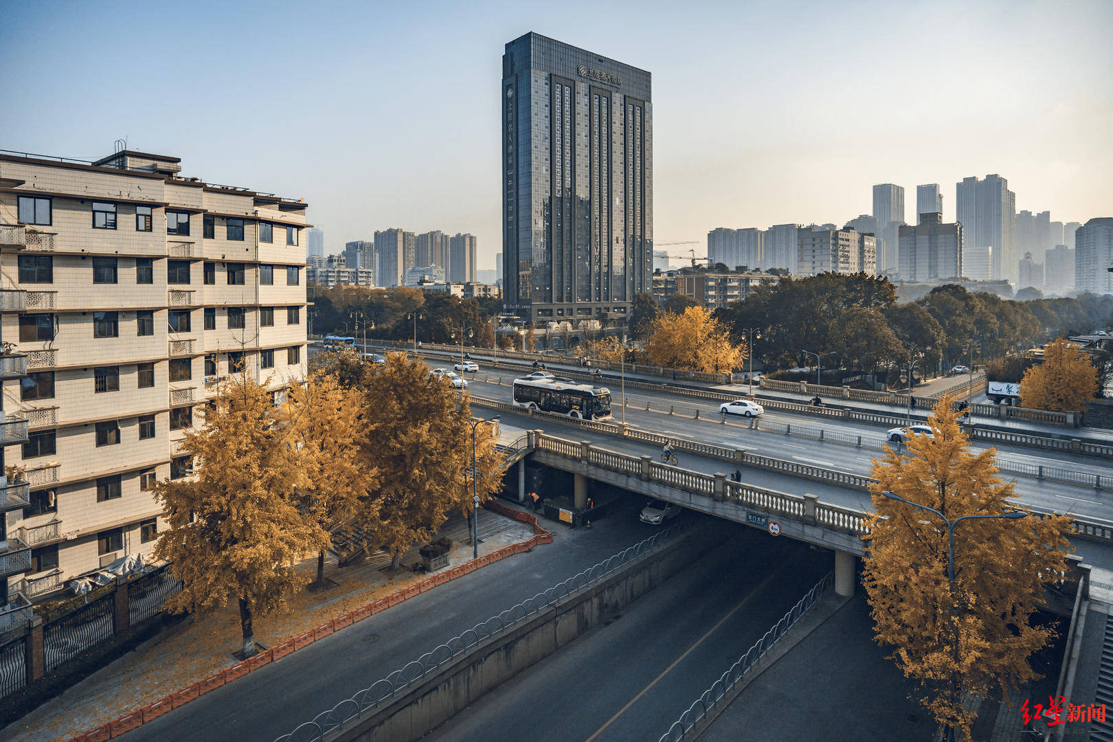 日均客流上涨近15%<strong></p>
<p>善盾虚拟币</strong>！成都坐公交的人为何多了→