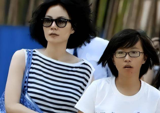 谢霆锋为何不爱年轻漂亮的张柏芝<strong></p>
<p>虚拟牛莱币</strong>，偏偏对55岁王菲，如此痴情？