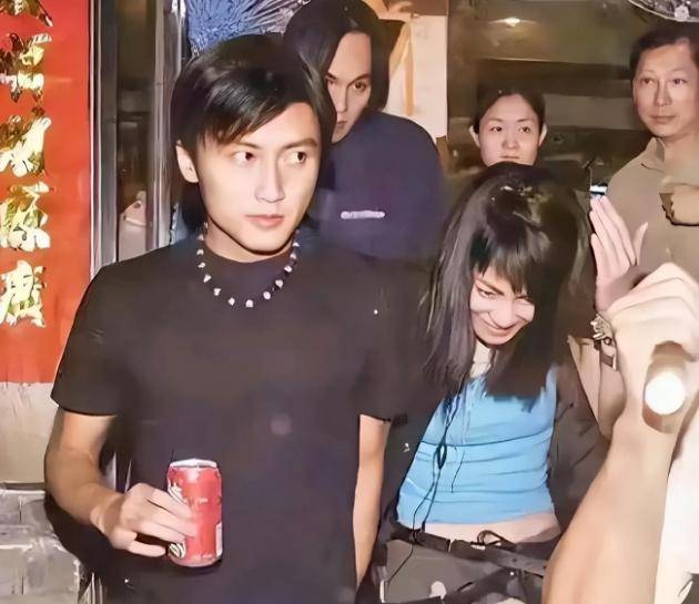 谢霆锋为何不爱年轻漂亮的张柏芝<strong></p>
<p>虚拟牛莱币</strong>，偏偏对55岁王菲，如此痴情？