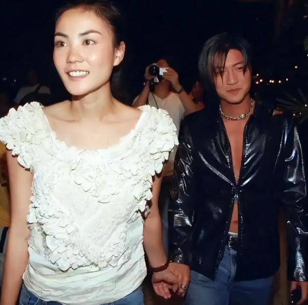 谢霆锋为何不爱年轻漂亮的张柏芝<strong></p>
<p>虚拟牛莱币</strong>，偏偏对55岁王菲，如此痴情？