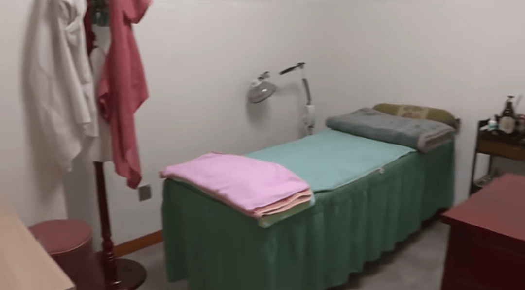 女子按摩时<strong></p>
<p>虚拟牛莱币</strong>，遭男技师脱掉内裤按摩隐私部位！警方已介入