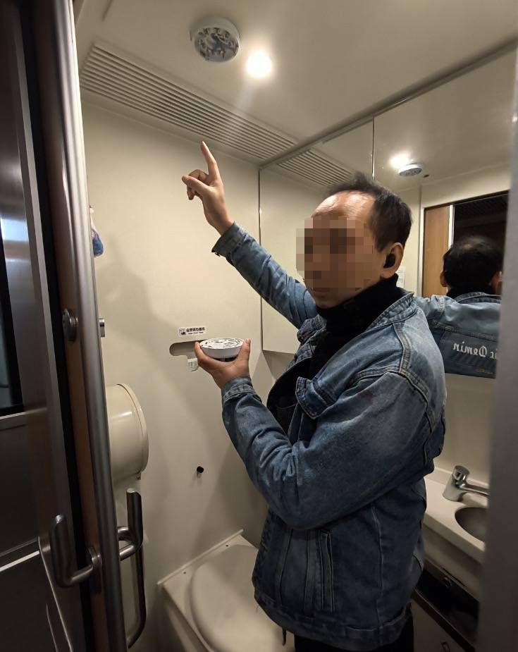 男子为了在动车抽烟防止被查<strong></p>
<p>美国交易所虚拟币</strong>，竟把烟雾报警器给拆了！铁警：拘留