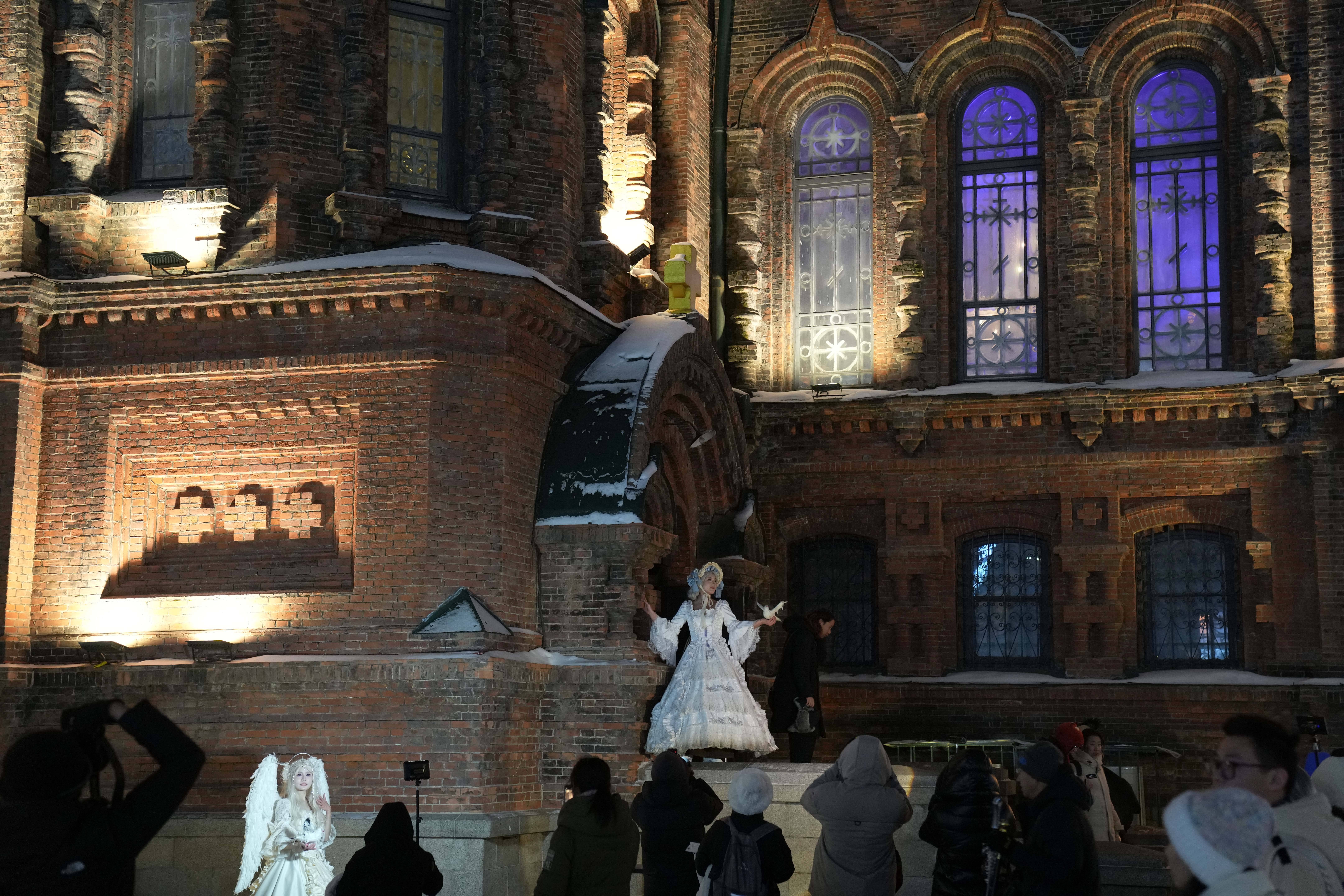 台媒记者感叹:“深夜10点圣索菲亚大教堂满是‘公主’”