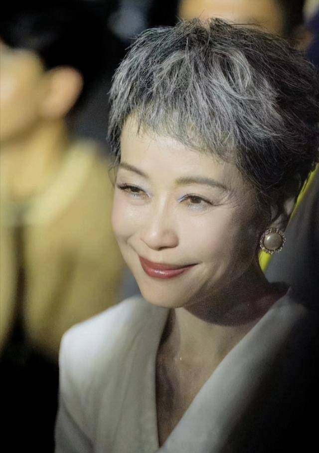 曝61岁叶童香港行生图<strong></p>
<p>三体虚拟币</strong>，身材干瘪脸上画大浓妆，多人追着索要签名