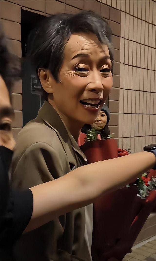 曝61岁叶童香港行生图<strong></p>
<p>三体虚拟币</strong>，身材干瘪脸上画大浓妆，多人追着索要签名