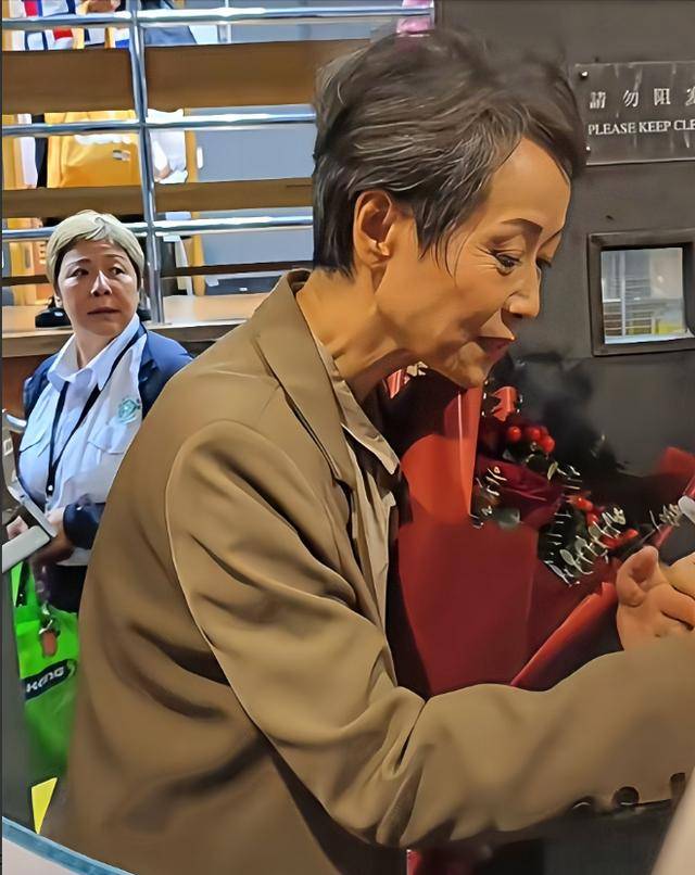 曝61岁叶童香港行生图<strong></p>
<p>三体虚拟币</strong>，身材干瘪脸上画大浓妆，多人追着索要签名