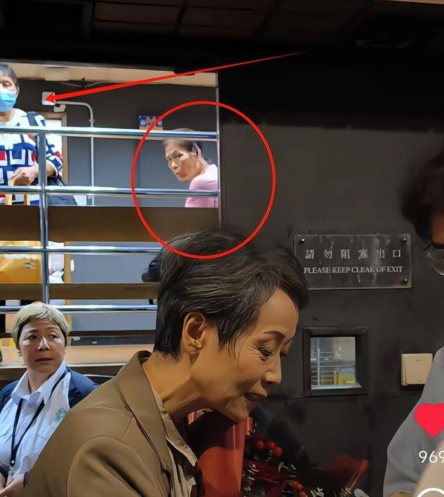 曝61岁叶童香港行生图<strong></p>
<p>三体虚拟币</strong>，身材干瘪脸上画大浓妆，多人追着索要签名