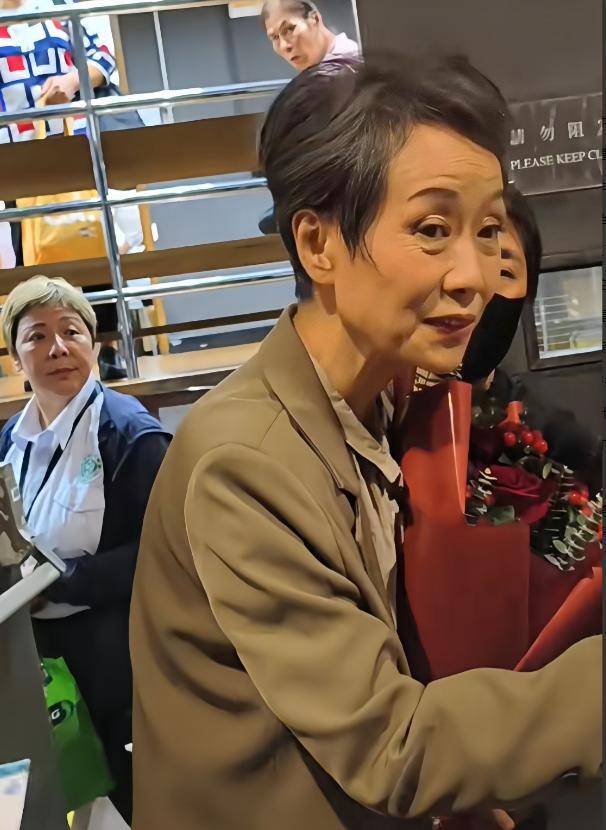 曝61岁叶童香港行生图<strong></p>
<p>三体虚拟币</strong>，身材干瘪脸上画大浓妆，多人追着索要签名