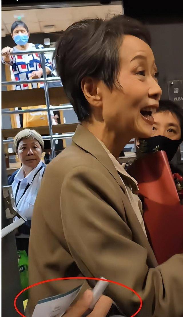 曝61岁叶童香港行生图<strong></p>
<p>三体虚拟币</strong>，身材干瘪脸上画大浓妆，多人追着索要签名