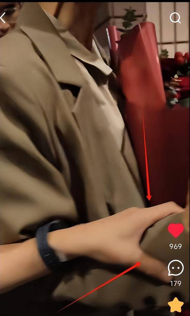 曝61岁叶童香港行生图<strong></p>
<p>三体虚拟币</strong>，身材干瘪脸上画大浓妆，多人追着索要签名