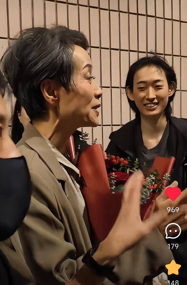 曝61岁叶童香港行生图<strong></p>
<p>三体虚拟币</strong>，身材干瘪脸上画大浓妆，多人追着索要签名