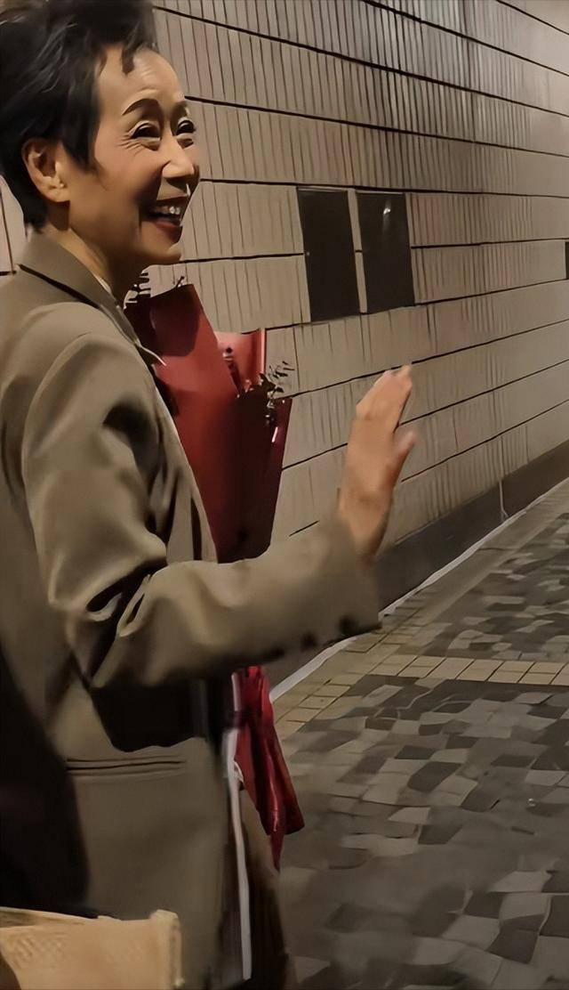 曝61岁叶童香港行生图<strong></p>
<p>三体虚拟币</strong>，身材干瘪脸上画大浓妆，多人追着索要签名