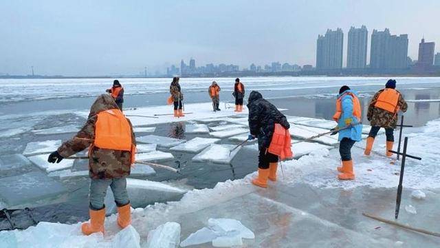松花江上的父子和兄弟：凌晨零下20度出门采冰<strong></p>
<p>替买虚拟币</strong>，月入万元