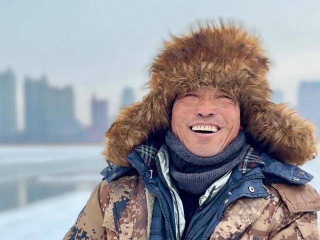 松花江上的父子和兄弟：凌晨零下20度出门采冰<strong></p>
<p>替买虚拟币</strong>，月入万元