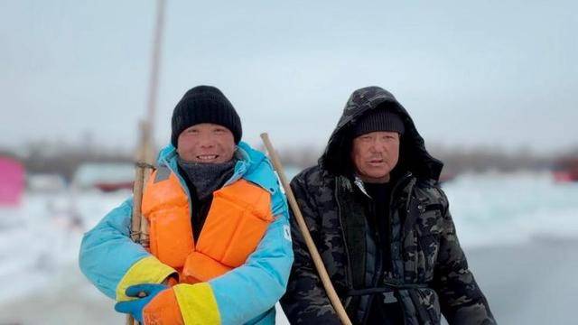 松花江上的父子和兄弟：凌晨零下20度出门采冰<strong></p>
<p>替买虚拟币</strong>，月入万元