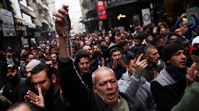 叙利亚又乱了？大批民众涌上街头<strong></p>
<p>亚博虚拟币</strong>，朱拉尼面临三大困境