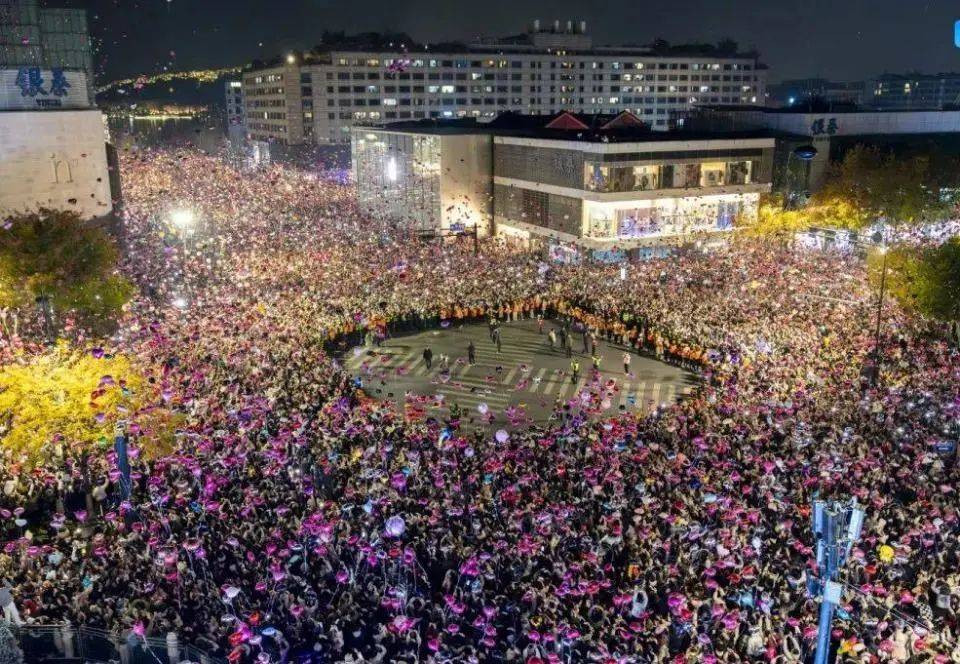 跨年夜在人群里点烟花喷射<strong></p>
<p>亚博虚拟币</strong>,警方通报:李某(男,22岁)已被采取刑事强制措施