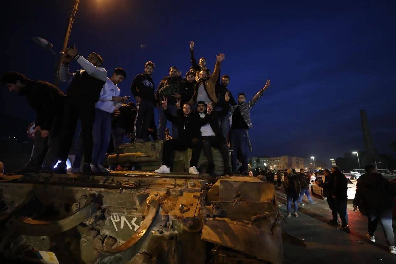 阿萨德残存势力反攻？叙利亚多地爆发示威<strong></p>
<p>周川虚拟币</strong>，新当局逮捕行动遭伏击