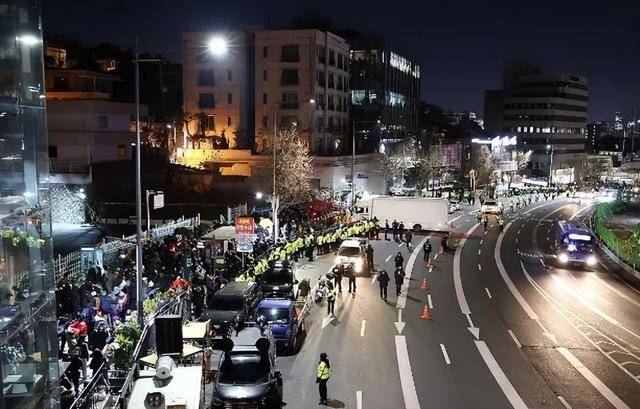 尹锡悦命运迎来转折?11000人聚集总统官邸外<strong></p>
<p>亿博虚拟币</strong>,在野党棋差一招