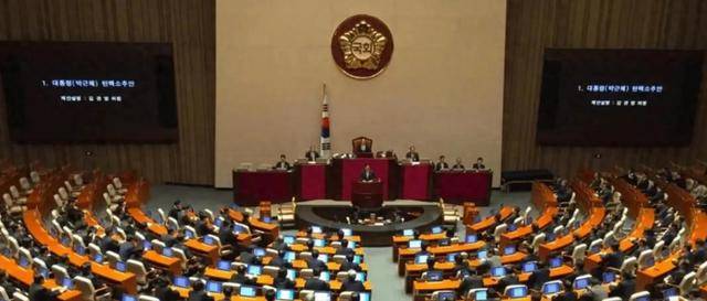 尹锡悦命运迎来转折?11000人聚集总统官邸外<strong></p>
<p>亿博虚拟币</strong>,在野党棋差一招