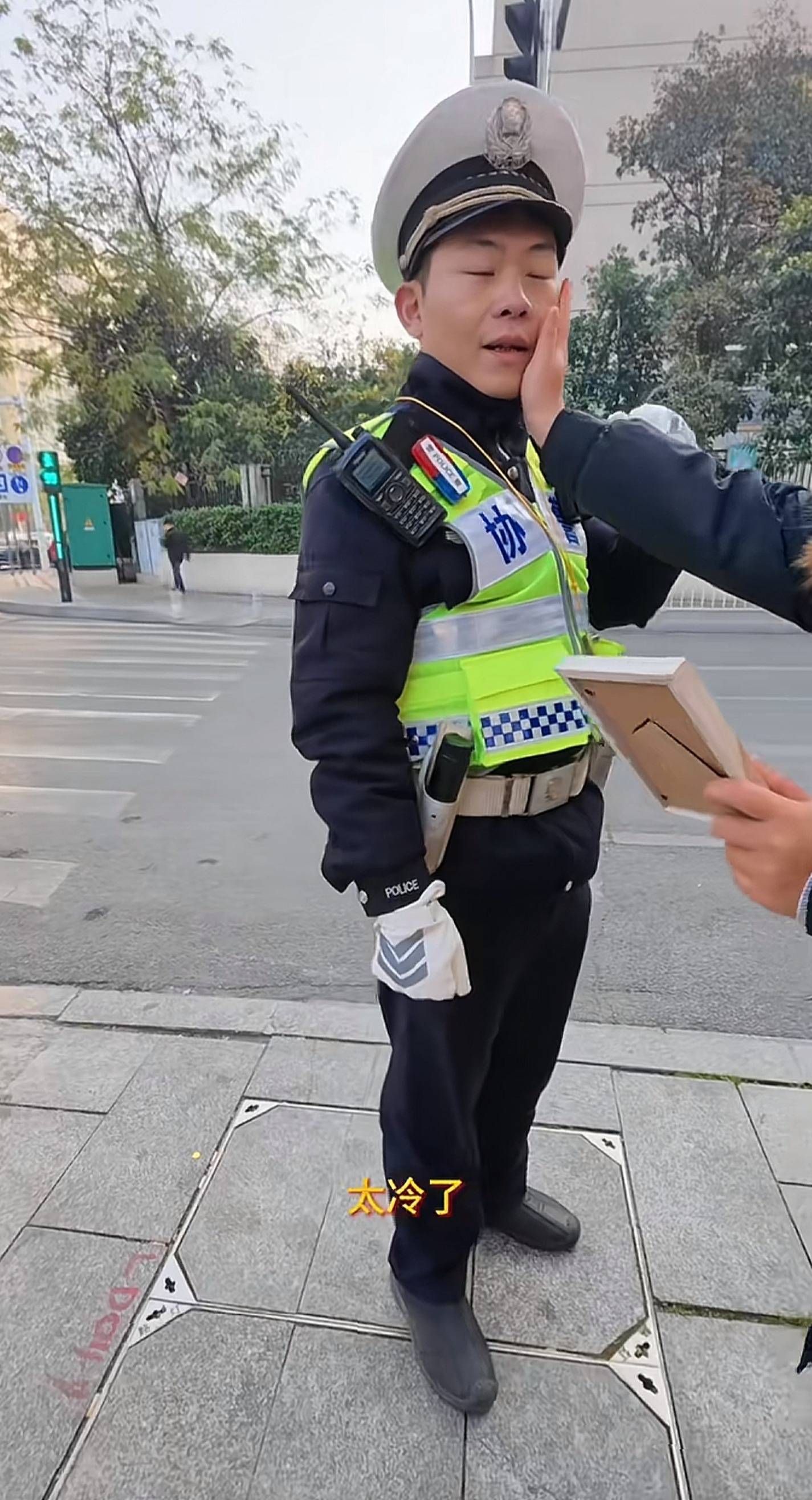 “原来你这么棒啊！”长沙协警执完勤被妻子宠溺“摸脸杀”<strong></p>
<p>亿博虚拟币</strong>，摄影师拍下幸福一刻