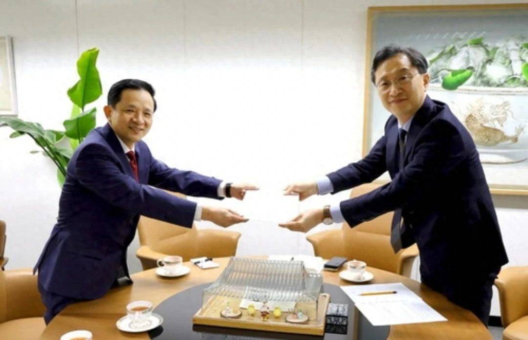 终于谈妥了?中方派人给韩传话<strong></p>
<p>亿博虚拟币</strong>,尹锡悦一旦拒捕,结局只有2个字