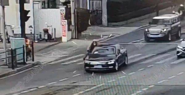 上海突发！轿车疾驰而来<strong></p>
<p>亿博虚拟币</strong>，加速过弯，带倒骑车女子，警方：司机全责