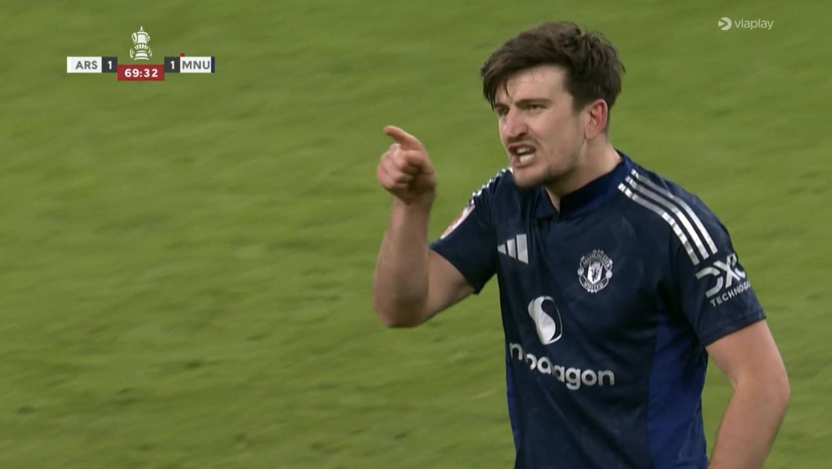 暴怒马奎尔怒斥哈弗茨和裁判<strong></p>
<p>西昌虚拟币</strong>，拉都拉不住最后无奈地笑了