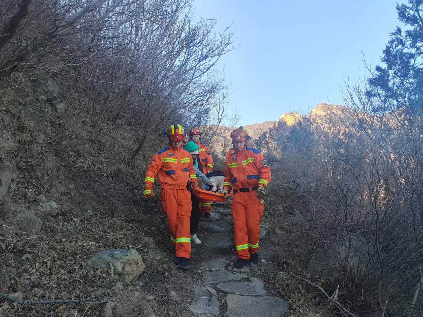 一女游客在凤凰岭登山摔伤<strong></p>
<p>东乡虚拟币</strong>，北京海淀消防紧急救援