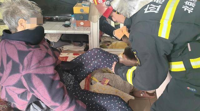 惊险！北京西城一93岁老奶奶<strong></p>
<p>虚拟币涉赌</strong>，卡在防盗窗里摇摇欲坠……