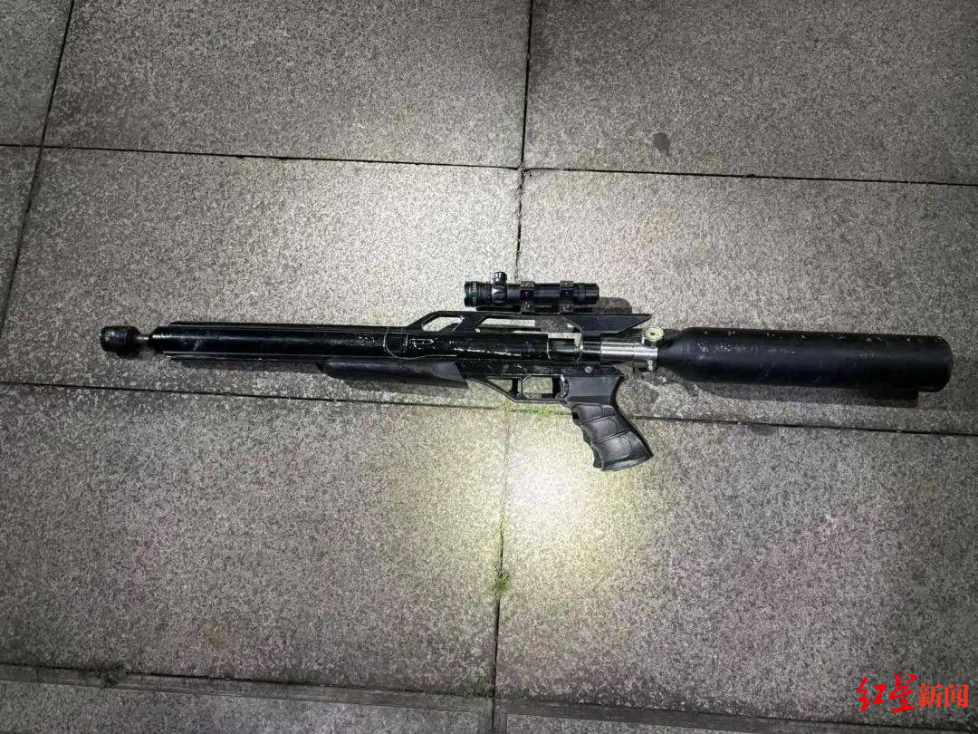 男子车内放疑似枪支遇检查强行冲卡致一辅警被拖行受伤<strong></p>
<p>虚拟币涉赌</strong>，已被抓获！“枪支”正在鉴定