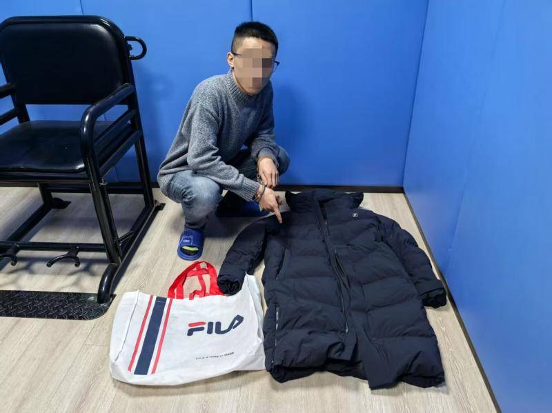 快过年<strong></p>
<p>同名虚拟币</strong>了 男子返乡前偷走前同事新买的品牌羽绒服 被北京铁警刑事拘留