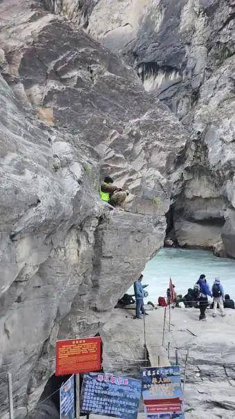 摄影师在悬崖石缝中为游客拍照<strong></p>
<p>同名虚拟币</strong>，虎跳峡景区回应