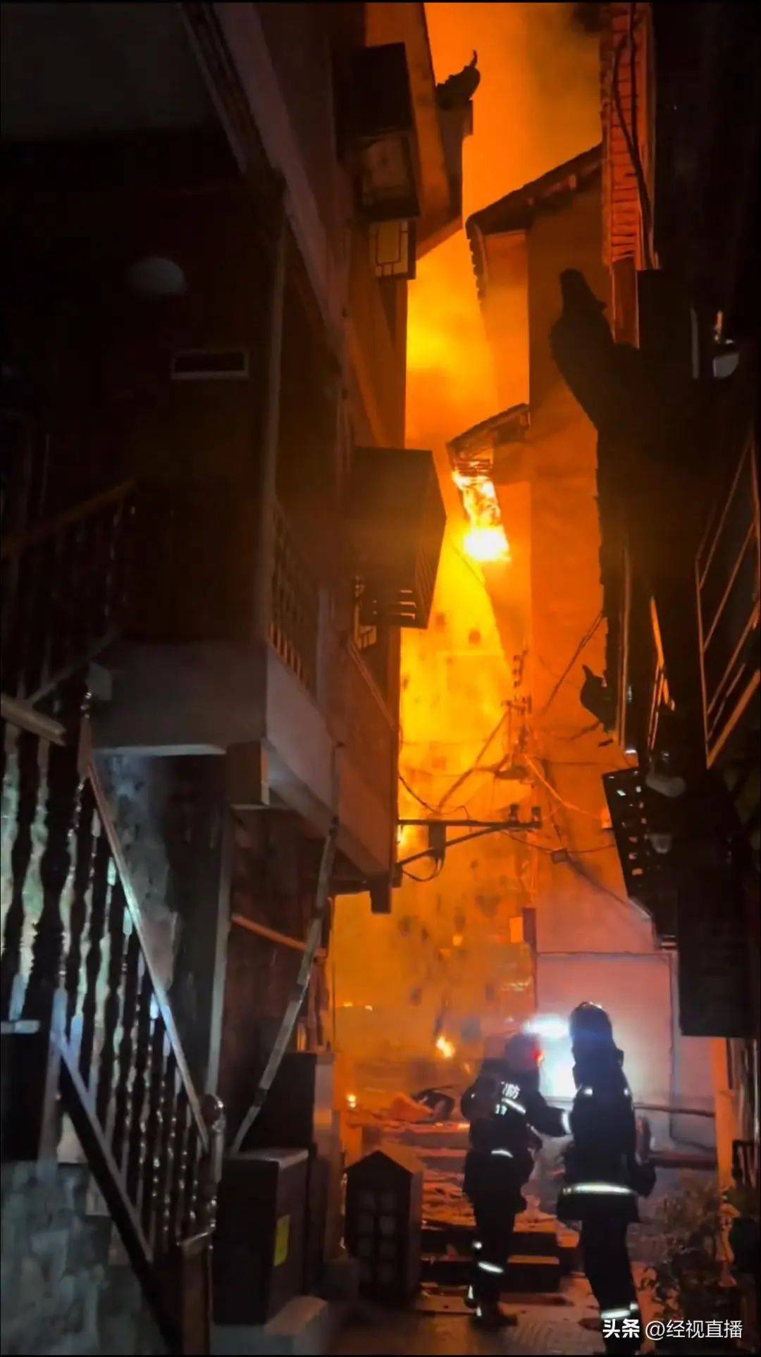 凤凰古城一建筑深夜起火：有游客穿睡衣逃生<strong></p>
<p>有道虚拟币</strong>，当地多部门调查