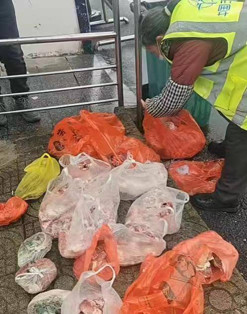 父母给的年货被子女扔进服务区垃圾箱<strong></p>
<p>虚拟币</strong>?疑似当事人回应:实属无奈之举