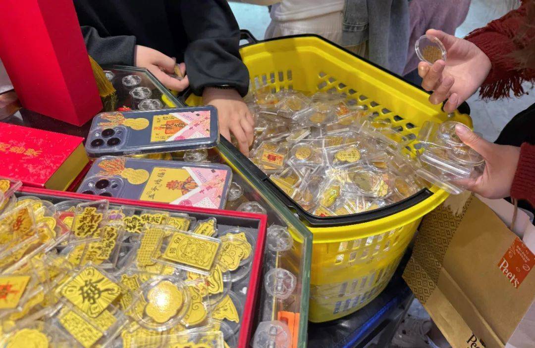 一个假期卖出2万份<strong></p>
<p>虚拟sd币</strong>！年轻人流行全款拿下“第一块金”？