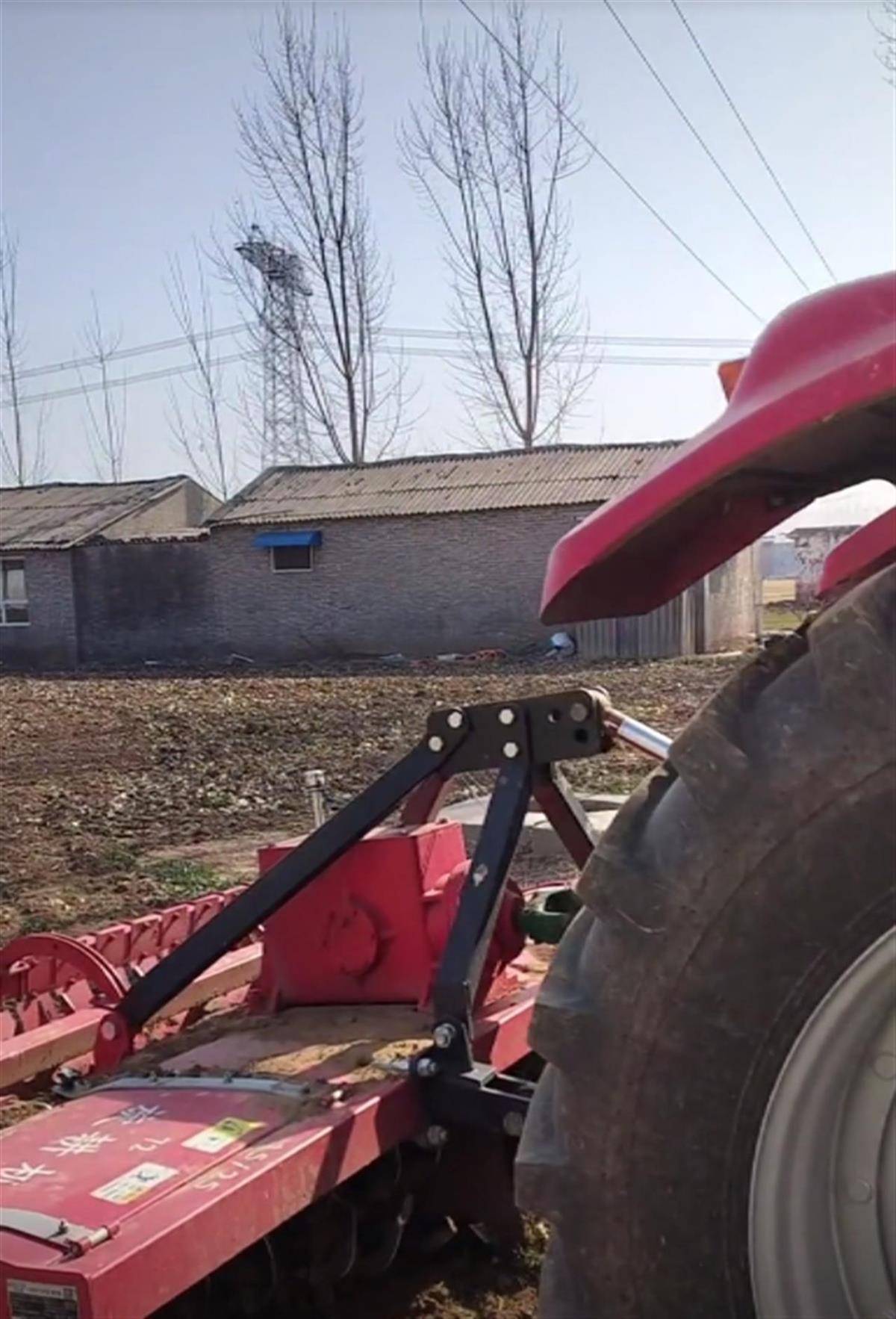 焦作20亩小麦青苗凌晨被毁<strong></p>
<p>虚拟sd币</strong>，两名肇事者丢下拖拉机逃跑，警方：案件正处理