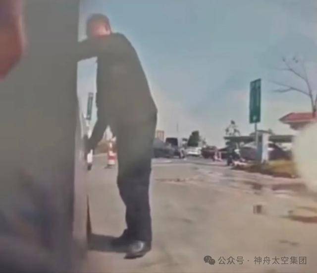 越扒越有！割胎汽修店承包全国多家高速维修站<strong></p>
<p>虚拟sd币</strong>，新胎直接被换下