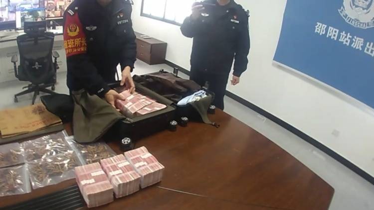 开往南宁的列车上<strong></p>
<p>虚拟sd币</strong>，装有70万现金行李箱被遗落……