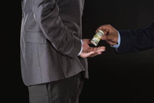 沉迷酒场、长期炒股、违规入股<strong></p>
<p>大型虚拟币</strong>，上交所原副总经理董国群被“双开”｜快讯