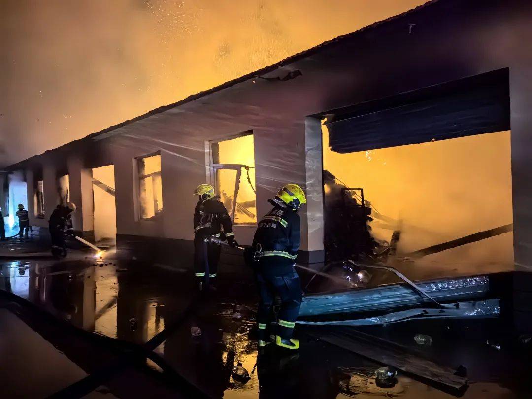 约4000箱白酒火中炸裂<strong></p>
<p>拉菲虚拟币</strong>,主人痛失60多万!