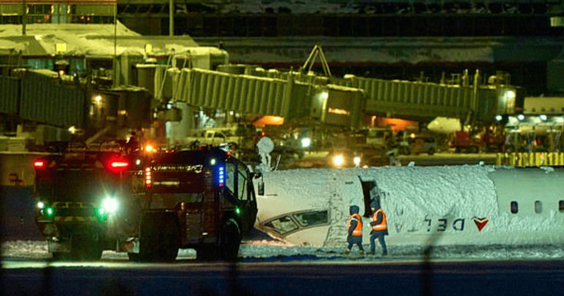美国一客机降落时翻转倒扣！乘客意外拍下逃生瞬间<strong></p>
<p>拉菲虚拟币</strong>，加拿大：事发时风力强劲